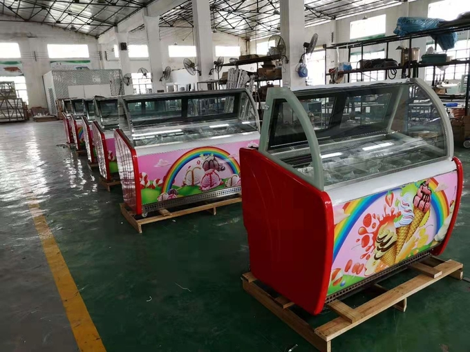 6 cacerolas escogen el escaparate del congelador de la exhibición del helado de la fila con la luz dentro