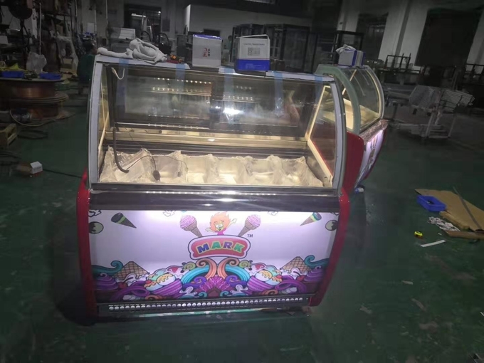 6 cacerolas escogen el escaparate del congelador de la exhibición del helado de la fila con la luz dentro