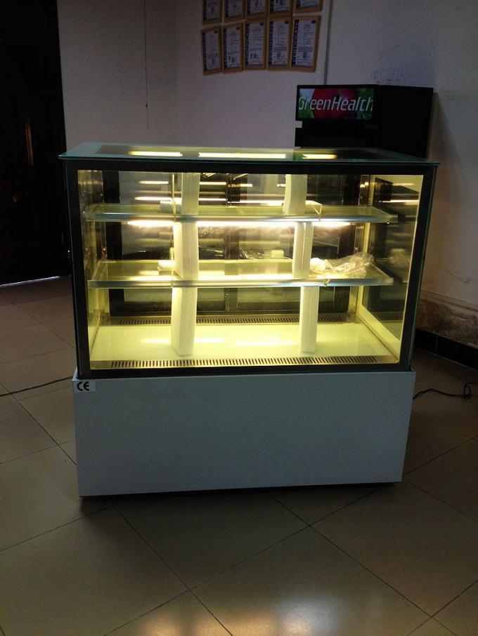 El refrigerador vertical comercial de la exhibición de la torta