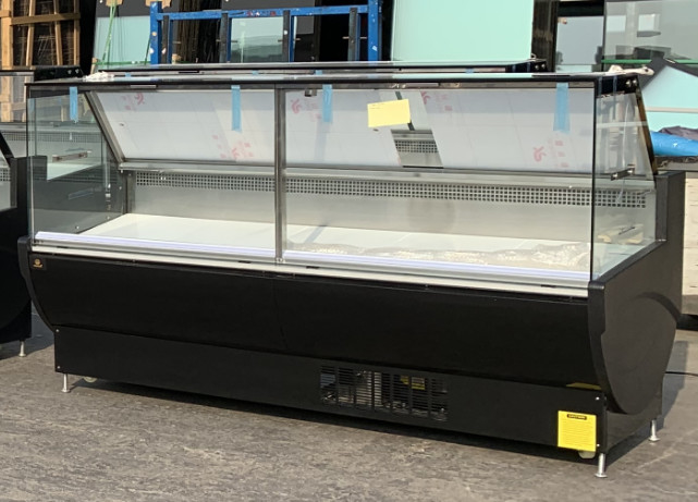 Refrigerador con pantalla de vidrio cuadrado con puerta abierta con rango de temperatura de 2-6 °C y rendimiento