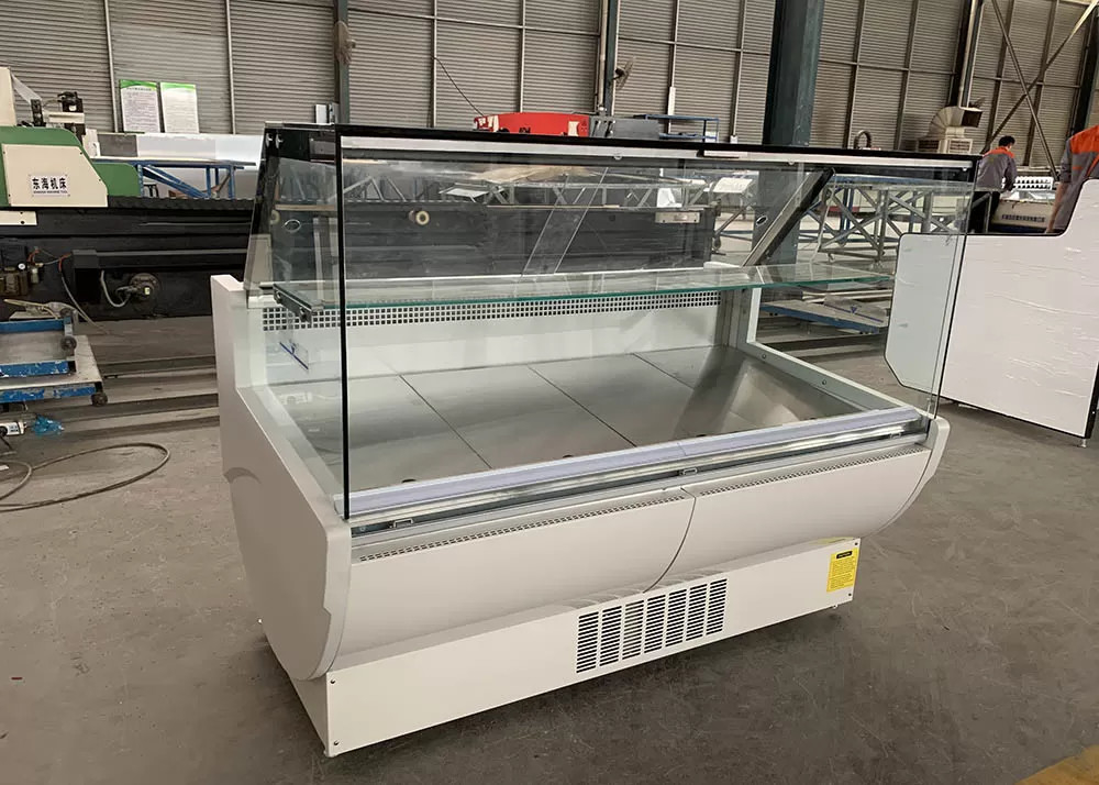 Refrigerador con pantalla de vidrio cuadrado con puerta abierta con rango de temperatura de 2-6 °C y rendimiento