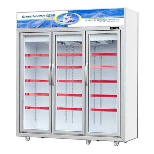 Supermercado / tienda con tres puertas de vidrio equipadas con refrigeradores de exhibición de congelación