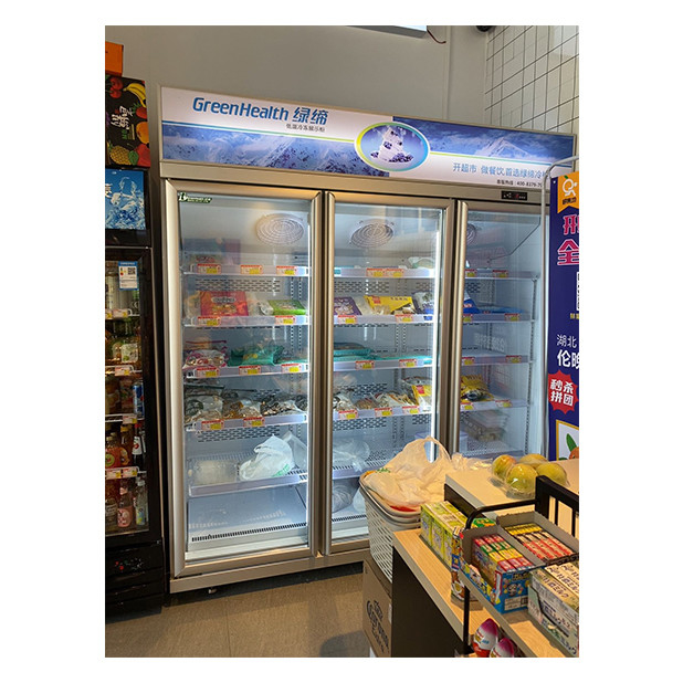 Supermercado / tienda con tres puertas de vidrio equipadas con refrigeradores de exhibición de congelación