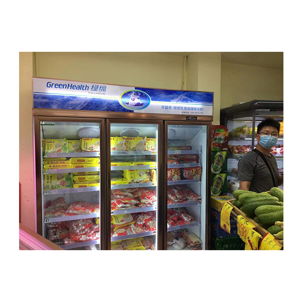 Supermercado / tienda con tres puertas de vidrio equipadas con refrigeradores de exhibición de congelación