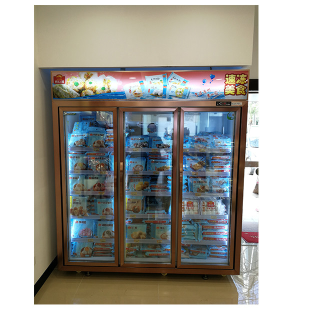 Supermercado / tienda con tres puertas de vidrio equipadas con refrigeradores de exhibición de congelación