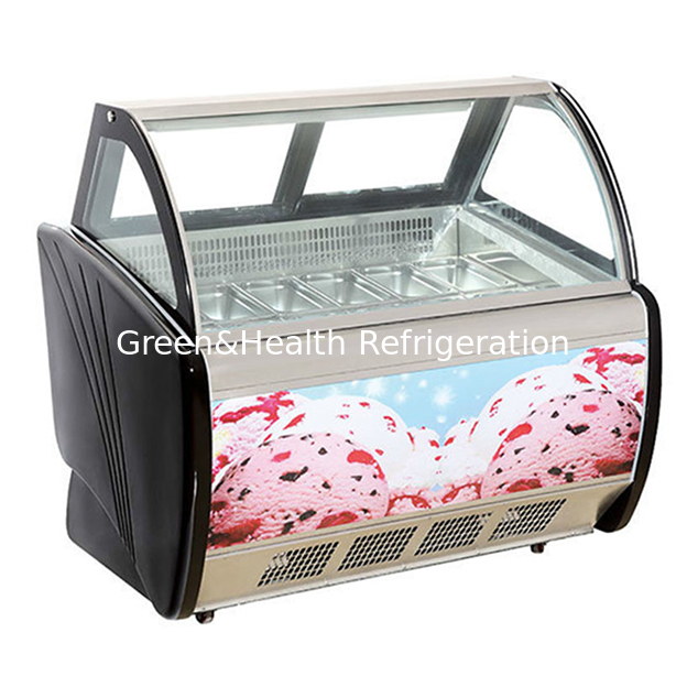 La tienda/heladería utiliza refrigeración para helados para exhibir congeladores de acero inoxidable.
