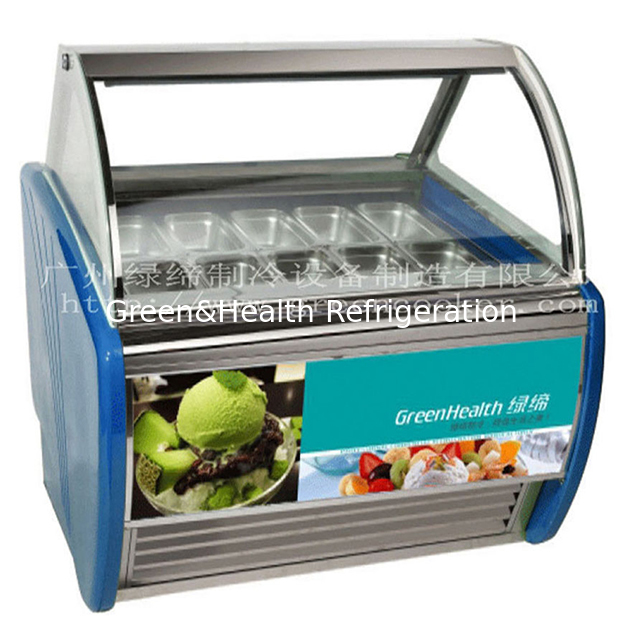 La tienda/heladería utiliza refrigeración para helados para exhibir congeladores de acero inoxidable.