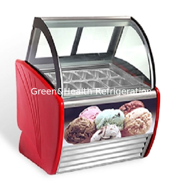 La tienda/heladería utiliza refrigeración para helados para exhibir congeladores de acero inoxidable.