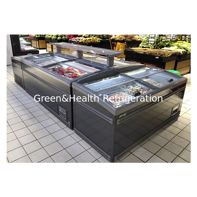 Los supermercados utilizan refrigeradores tipo isla para el almacenamiento de alimentos congelados a baja temperatura.