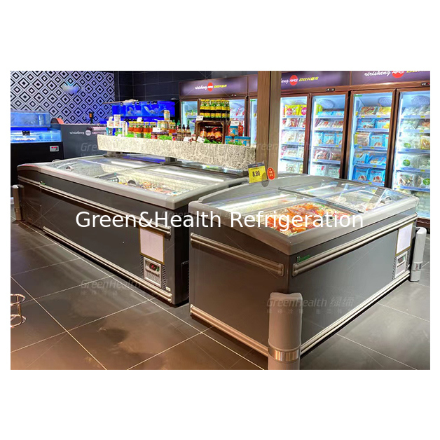 Los supermercados utilizan refrigeradores tipo isla para el almacenamiento de alimentos congelados a baja temperatura.