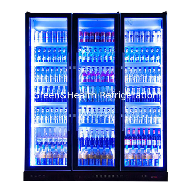 Un frigorífico de refrigeración de bebidas con múltiples luces LED ajustables y tres puertas de vidrio