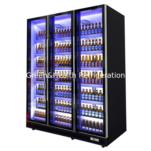 Un frigorífico de refrigeración de bebidas con múltiples luces LED ajustables y tres puertas de vidrio