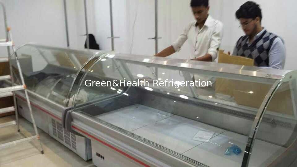 Refrigerador comercial de exhibición de deli con enfriamiento por ventilador Compresor Danfoss y diseño de vidrio curvo