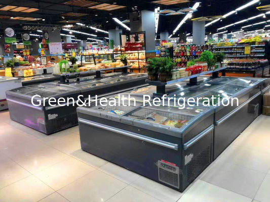 Congelador de la exhibición de la isla de la carne y de los pescados del supermercado con el desplazamiento de la tapa